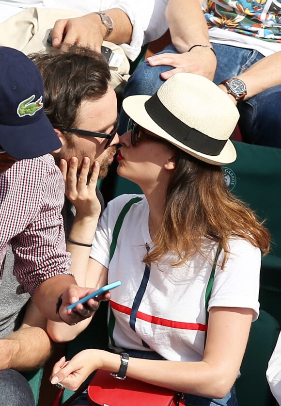 Anne Serra et Alban Lenoir dans les tribunes lors des internationaux de France de Roland Garros à Paris, France, le 1er juin 2017. © Jacovides-Moreau/Bestimage 