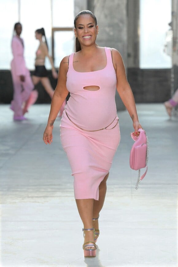 Amel Bent, enceinte, a défilé pour la marque Lecourt Mansion lors de la Fashion Week de Paris. Le 5 mars 2022.