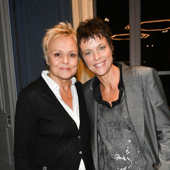 Semi-exclusif - Muriel Robin et sa femme Anne Le Nen - Remise du prix "Fonds de dotation Line Renaud-Loulou Gasté" pour la recherche médicale à la Maison de la Recherche à Paris le 15 novembre 2021. © Coadic Guirec/Bestimage 