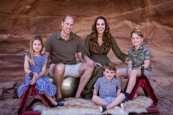 Kate Middleton, le prince William et leurs trois enfants, George, Charlotte et Louis, lors de leur voyage en Jordanie effectué plus tôt cette année. Photo utilisée pour leur carte de voeux.
