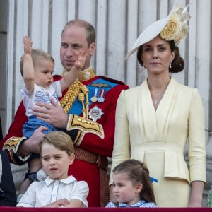 Le prince William, duc de Cambridge, et Catherine (Kate) Middleton, duchesse de Cambridge, le prince George de Cambridge la princesse Charlotte de Cambridge, le prince Louis de Cambridge - La famille royale au balcon du palais de Buckingham lors de la parade Trooping the Colour, célébrant le 93ème anniversaire de la reine Elisabeth II.