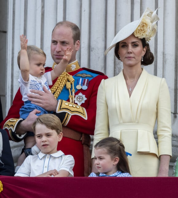 Le prince William, duc de Cambridge, et Catherine (Kate) Middleton, duchesse de Cambridge, le prince George de Cambridge la princesse Charlotte de Cambridge, le prince Louis de Cambridge - La famille royale au balcon du palais de Buckingham lors de la parade Trooping the Colour, célébrant le 93ème anniversaire de la reine Elisabeth II.