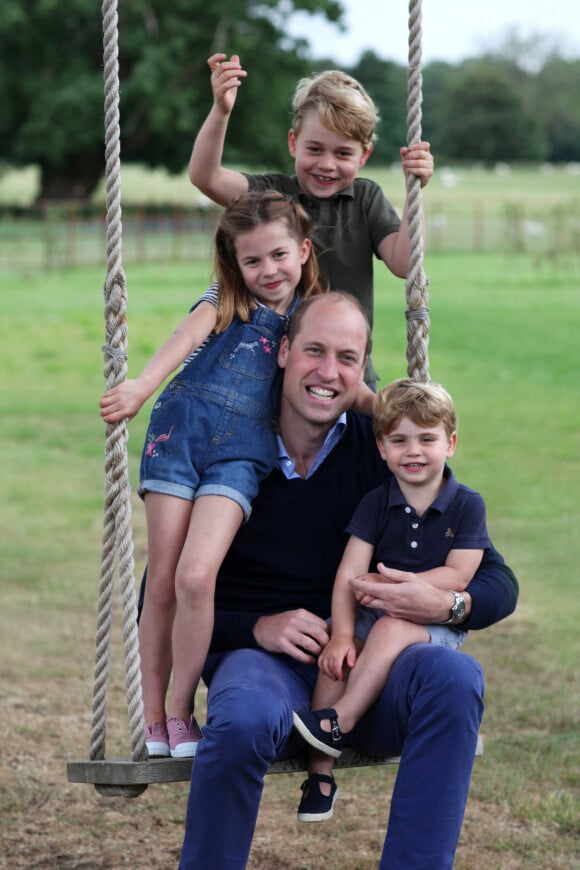Le prince William, duc de Cambridge à l'occasion de ses 38 ans et de la Fête des pères en compagnie de ses enfants le prince George, la princesse Charlotte et le prince Louis dans le jardin de leur demeure d'Anmer Hall, Royaume Uni, le 21 juin 2020. La photo a été prise par Kate Middleton.