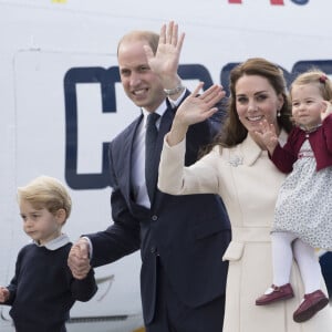 Départ du prince William, duc de Cambridge, Catherine (Kate) Middleton, duchesse de Cambridge, accompagnés de leurs enfants, le prince Georges et la princesse Charlotte après leurs voyage de 8 jours au Canada à Victoria le 1er octobre 2016.