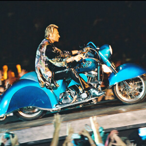 Johnny Hallyday arrivant en Harley Davidson à un concert au Stade de France en 1998.