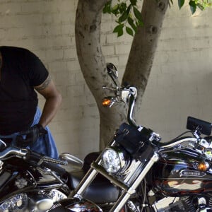 Johnny Hallyday et sa femme Laeticia sont allés se promener en moto aux alentours de Los Angeles. Le couple a déjeuné en amoureux chez "Blue Plate" à Santa Monica, avant de se faire prendre en photo devant la plage de Santa Monica. Le 27 septembre 2014.