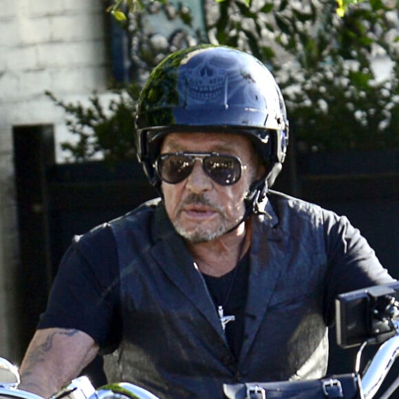 Johnny Hallyday et sa femme Laeticia sont allés se promener en moto aux alentours de Los Angeles. Le couple a déjeuné en amoureux chez "Blue Plate" à Santa Monica, avant de se faire prendre en photo devant la plage de Santa Monica. Le 27 septembre 2014.