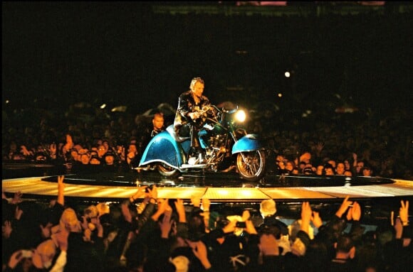 Johnny Hallyday sur scène au Stade de France avec sa moto "Laura Eyes", le 11 septembre 1998.