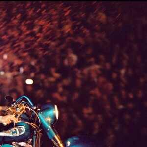 Johnny Hallyday sur scène au Stade de France avec sa moto "Laura Eyes", le 11 septembre 1998.