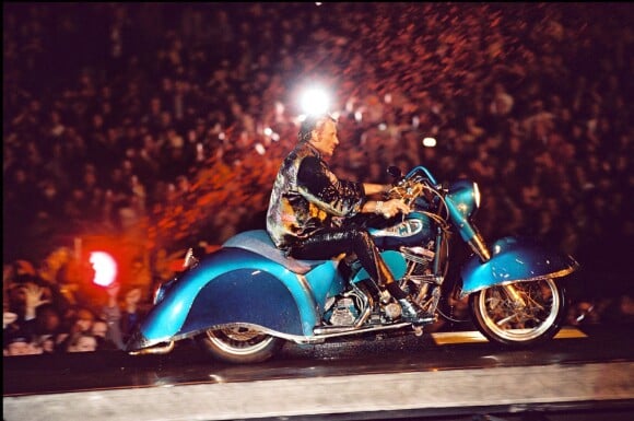 Johnny Hallyday sur scène au Stade de France avec sa moto "Laura Eyes", le 11 septembre 1998.