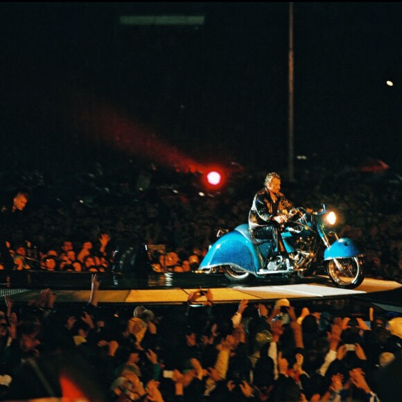 Johnny Hallyday sur scène au Stade de France avec sa moto "Laura Eyes", le 11 septembre 1998.