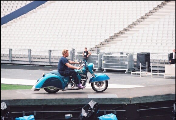 Johnny Hallyday en répétition à moto au Stade de France, le 3 septembre 1998.