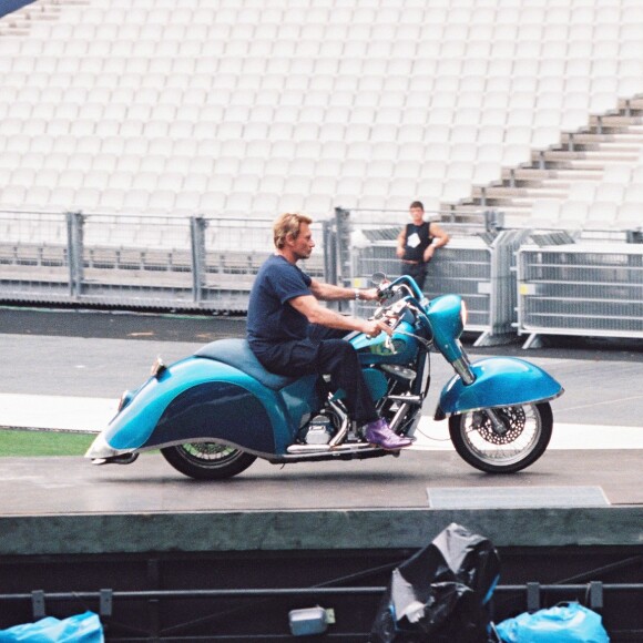 Johnny Hallyday en répétition à moto au Stade de France, le 3 septembre 1998.
