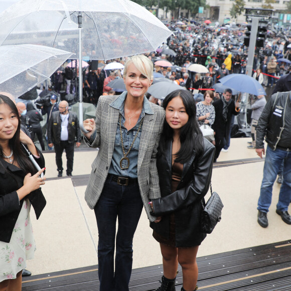 Exclusif - Laeticia Hallyday et ses filles Jade et Joy - Inauguration de l'esplanade "Johnny Hallyday" et de la statue "Quelque chose de ..." de l'artiste Bertrand Lavier sur le parvis de la salle de concert AccorHotels Arena Paris Bercy à Paris. Le 14 septembre 2021 © Borde-Jacovides-Moreau / Bestimage