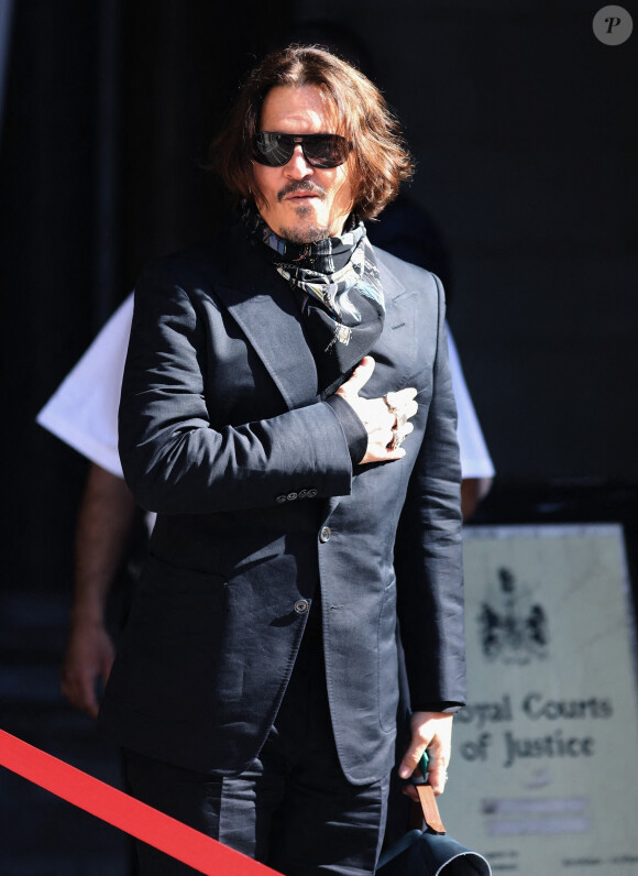 Johnny Depp, souriant, arrive à la cour royale de justice à Londres, pour le procès en diffamation contre le magazine The Sun Newspaper. Le 20 juillet 2020