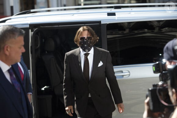 Johnny Depp arrive au tribunal le quatrième jour du procès contre le journal The sun à Londres le 10 juillet 2020