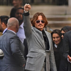 Johnny Depp à la sortie de la Cour royale de justice à Londres le dernier jour du procès en diffamation contre le magazine The Sun Newspaper. Le 28 juillet 2020.