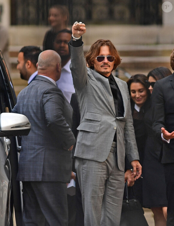 Johnny Depp à la sortie de la Cour royale de justice à Londres le dernier jour du procès en diffamation contre le magazine The Sun Newspaper. Le 28 juillet 2020.