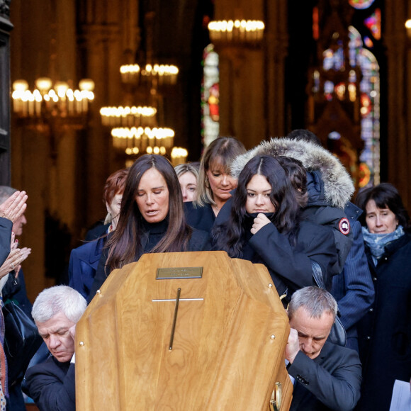 Nathalie Marquay et ses enfants Lou et Tom et Dominique Bonnet (première femme de Jean-Pierre Pernaut) - La famille de Jean-Pierre Pernaut à la sortie des obsèques en la Basilique Sainte-Clotilde à Paris le 9 mars 2022. © Cyril Moreau/Bestimage