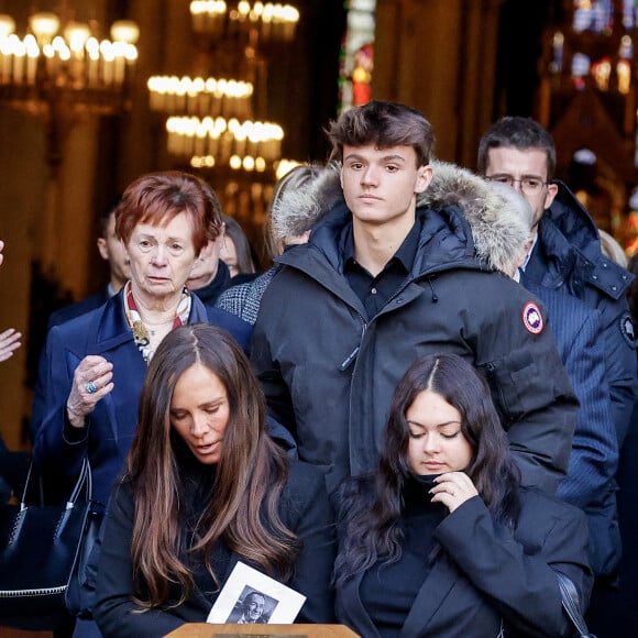 Nathalie Marquay et ses enfants Lou et Tom - La famille de Jean-Pierre Pernaut à la sortie des obsèques en la Basilique Sainte-Clotilde à Paris le 9 mars 2022. © Cyril Moreau/Bestimage