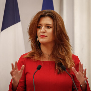 La ministre déléguée à la Citoyenneté, Marlène Schiappa, rend hommage à Renée Périni-Pagès lors d'une célébration à l'hôtel Beauvau à Paris, France, le 10 décembre 2021. © Aurélien Morissard/Panoramic/Bestimage