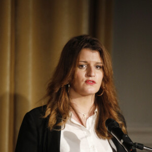 Exclusif - La Ministre Marlène Schiappa - Showcase du spectacle "La Voie des Femmes", mis en scène Séverine Ferrer à la Mairie du 3eme de Paris. Le 25 Novembre 2021. © Denis Guignebourg / Bestimage 