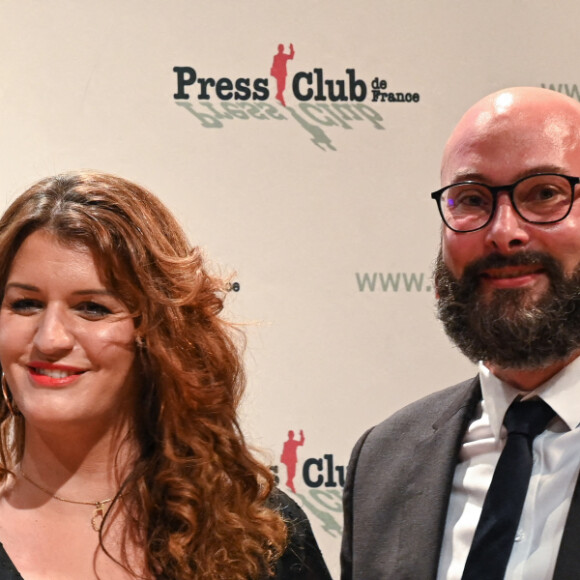 Marlène Schiappa, ministre déléguée chargée de la citoyenneté et son mari Cédric Bruguière lors de la remise des prix "Humour et politique" du Press Club de France à Issy les Moulineaux le 7 décembre 2021.