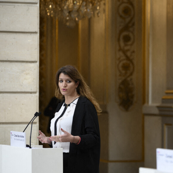 La ministre déléguée chargée de la Citoyenneté Marlène Schiappa et le premier ministre Jean Castex lors de la conférence de presse après le conseil des ministres, où a été présentée la loi "Séparatisme", au palais de l'Elysée à Paris. Le 9 décembre 2020 © Eliot Blondet / Pool / Bestimage 