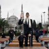Sultan Kosen, l'homme le plus grand du monde, et He Pingping, l'homme le plus petit, à Istanbul