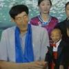L'ancien plus grand homme du monde, Bao Xishun, rencontrait He Pingping, le plus petit