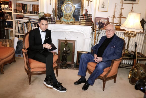 Exclusif - Jean-Marie Le Pen pose dans son hôtel particulier de Saint-Cloud avec Jordan de Luxe lors de l''enregistrement de l'émission "l'Instant de Luxe" à Paris le 17 mars 2022.