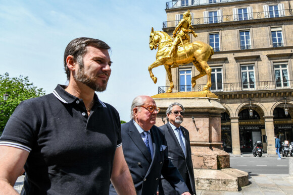 Exclusif - Jean-Marie Le Pen, sans masque, a déposé une gerbe de fleurs devant la statue de Jeanne d'Arc de la place des Pyramides à Paris. Le 16 mai 2020