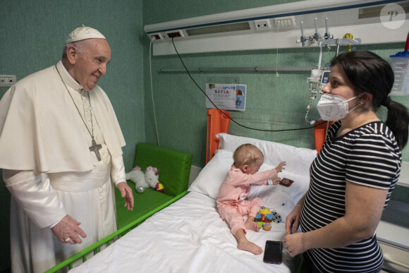 Le pape François rend visite aux enfants en provenance d'Ukraine à l'hôpital pédiatrique Bambino Gesu à Rome, le 19 mars 2022. Arrivés récemment, les réfugiés ukrainiens tentent d'échapper à la guerre russo-ukrainienne qui frappe leur pays depuis le 24 février 2022. 
