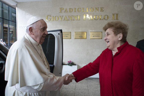 Le pape François rend visite aux enfants en provenance d'Ukraine à l'hôpital pédiatrique Bambino Gesu à Rome, le 19 mars 2022. Arrivés récemment, les réfugiés ukrainiens tentent d'échapper à la guerre russo-ukrainienne qui frappe leur pays depuis le 24 février 2022. 