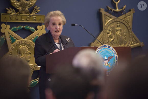 Le secrétaire de la Défense Ash Carter, décore Madeleine Albright de la médaille du Département de la Défense pour "Distinguished Public Service" au Pentagone. Arlington, Virginie, le 30 juin 2016. 