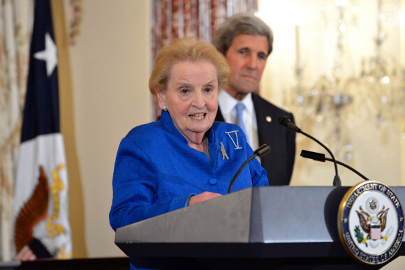 John Kerry rend hommage à l'ancienne Secretary of State (ministre des affaires étrangères) Madeleine Albright à Washington le 22 juin 2016. 