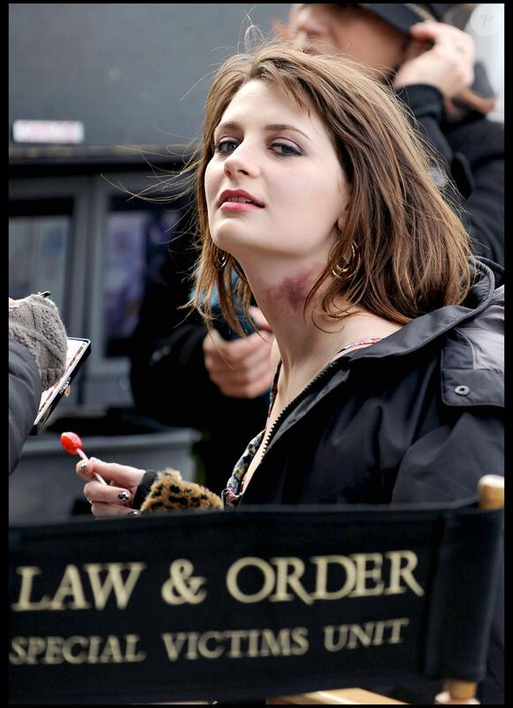 Mischa Barton sur le tournage de Law & Order à New York le 18/01/10
