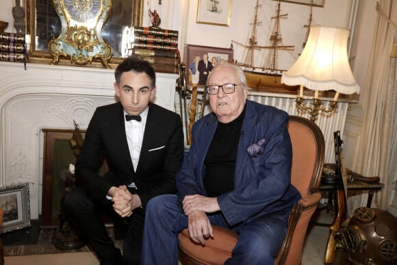 Exclusif - Jean-Marie Le Pen pose dans son hôtel particulier de Saint-Cloud avec Jordan de Luxe lors de l''enregistrement de l'émission "l'Instant de Luxe" à Paris le 17 mars 2022