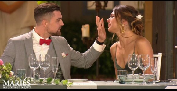Bruno et sa soeur Carine lors de l'épisode de "Mariés au premier regard 2022" du 28 mars, sur M6