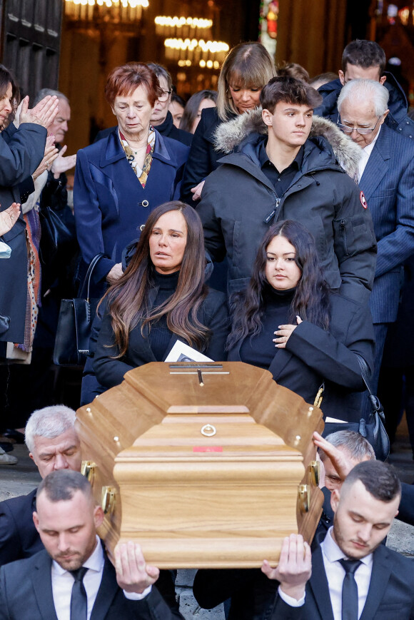 Nathalie Marquay et ses enfants Lou et Tom à la sortie des obsèques de Jean-Pierre Pernaut en la Basilique Sainte-Clotilde à Paris le 9 mars 2022. © Cyril Moreau/Bestimage