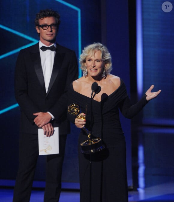 Simon Baker remet un Emmy Award à Glenn Close (septembre 2009)