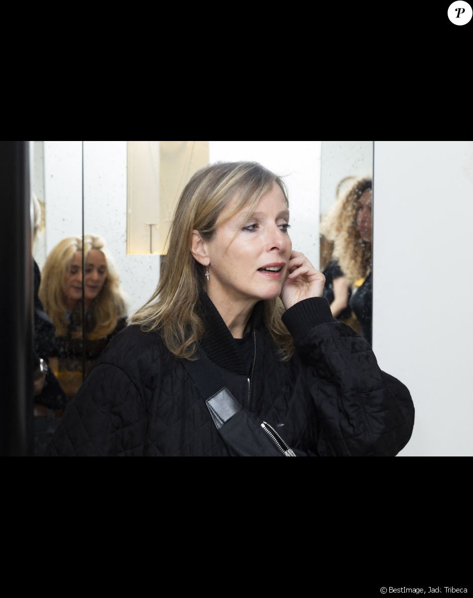 Exclusif - Karin Viard - Boutique Stone de Marie Poniatowski pendant la première édition du parcours Off Vendôme à Paris, le 24 mars 2022. © Jack Tribeca / Bestimage