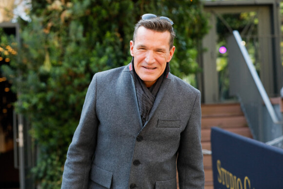 Benjamin Castaldi quitte le studio Gabriel à Paris, après l'enregistrement de l'émission "Vivement Dimanche" consacrée à Y.Montand et diffusée le 14 novembre 2021 sur France 2. Le 28 octobre 2021. © Christophe Clovis / Bestimage