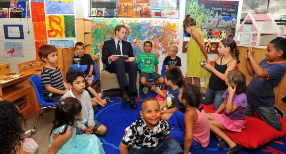 Le prince William lit des histoires aux enfants du quartier de Redfern, à Sydney, le 18 janvier 2010