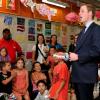 Le prince William lit des histoires aux enfants du quartier de Redfern, à Sydney, le 18 janvier 2010