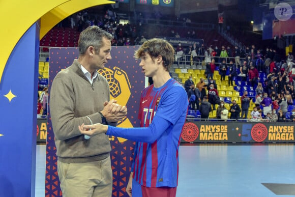 Inaki Urdangarin et son fils Pablo participent au 50e anniversaire du premier match de handball du FC Barcelone disputé dans le stade du Palau Blaugrana à Barcelone.