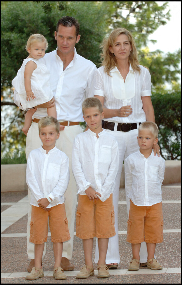 Cristina d'Espagne, son mari Iñaki Urdangarin et leurs enfants Juan, Pablo, Miguel et Irene en vacances à Palma de Majorque en 2006.