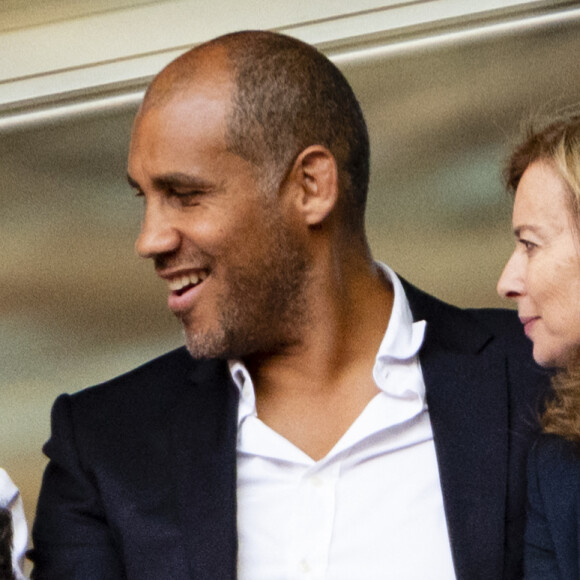 Exclusif - Valérie Trierweiler et son nouveau compagnon Romain Magellan (ex-star du rugby) s'embrassent dans les tribunes de la finale du Top 14 français entre Montpellier et Castres au Stade de France à Paris, le 2 juin 2018. © Pierre Perusseau/Bestimage 