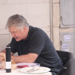 Alec Baldwin déjeune seul en terrasse à Rome, le 29 mars 2022.