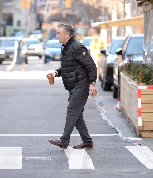 Exclusif - Alec Baldwin s'est arrêté prendre un café à emporter dans les rues de New York, pendant que sa femme Hilaria l'attendait au volant de son 4x4.